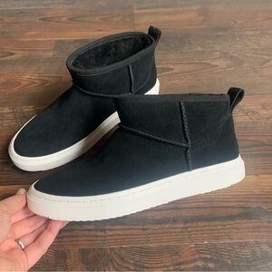 NWOT UGG Alameda Mini Boots- Black